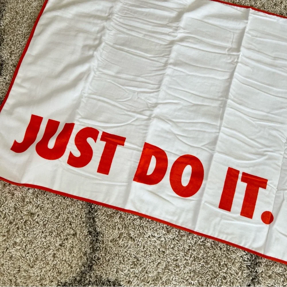 ✔️ New✔️ NIKE SUPER RARE Asia Member Exclusive Towel Set
